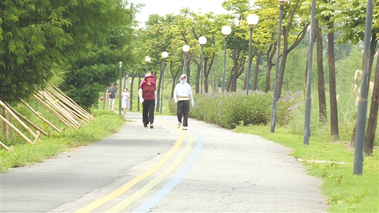 梅江农业生态园绿道吸引市民前来锻炼身体。 梅江农业生态园绿道吸引市民前来锻炼身体。