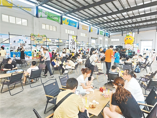 新会道地陈皮潮创文化园打造的特色市集人气旺，以“传统产业+文旅融合”模式，为新会陈皮产业打开一扇通往年轻消费市场的大门。