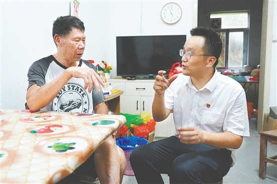 董淑猛（右）入户了解玲珑村村民的身体状况。
