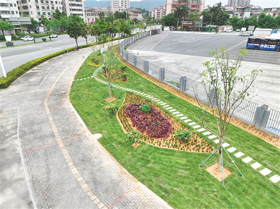 江门大道辅道进入杜阮北一路的右转拐角处原是一片围蔽荒地，如今摇身变成整洁干净的口袋公园。