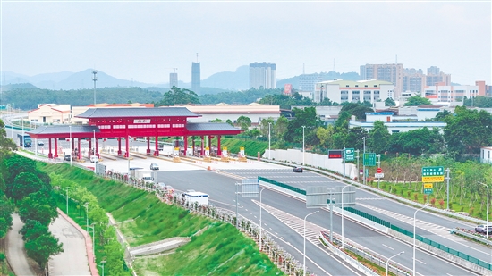 共和镇新高速出入口景观提升已顺利完成。
