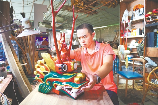 唐国星是当地为数不多深耕龙头雕刻、传承“古劳龙舟龙头龙尾制作技艺”的手艺人。