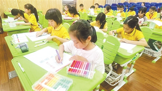 课堂上，学生们用心绘制属于自己的情绪画作，在涂鸦中尽情释放压力，真诚表达内心世界。