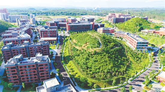南粤学院将紧扣“AI立校”核心办学理念，坚定不移走数智赋能、产教共生、开放融通的特色办学之路。
