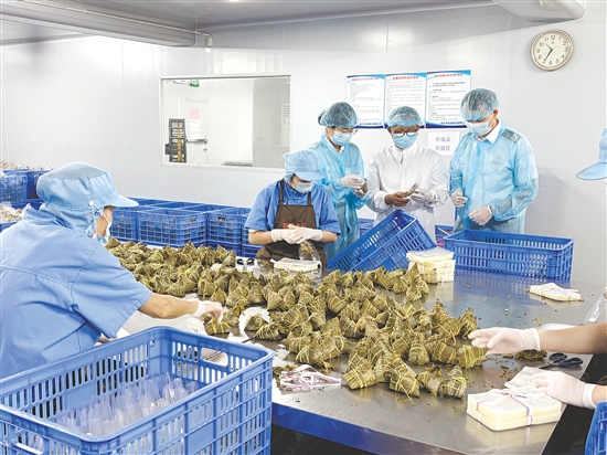 恩平海关指导企业加强源头管理,严格把控糯米、豆沙、粽叶等原辅料的质量验收和溯源管理,完善生产加工、成品检验、仓储运输等链条。 恩平海关指导企业加强源头管理,严格把控糯米、豆沙、粽叶等原辅料的质量验收和溯源管理,完善生产加工、成品检验、仓储运输等链条。