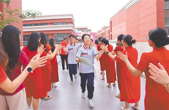 蓬江区紫茶中学的考生们与老师们击掌，信心满满。