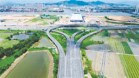 开平市聚焦项目建设攻坚、道路精细管养、绿美风貌提升、公交线网布局四大重点，持续发力、久久为功，构建起内畅外联、功能完善、安全便捷的现代化综合交通体系。