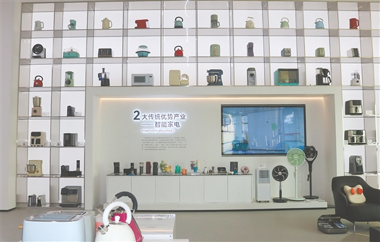 高新江海产业共享展厅展示的江海智能家电产业相关产品。