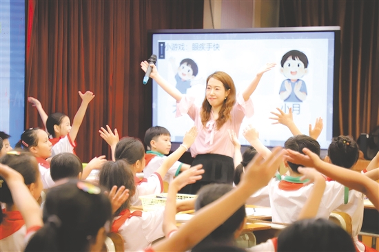 深圳市福田区邓曼莉名教师工作室学员走进新会圭峰小学，开展同课异构教研交流活动。
