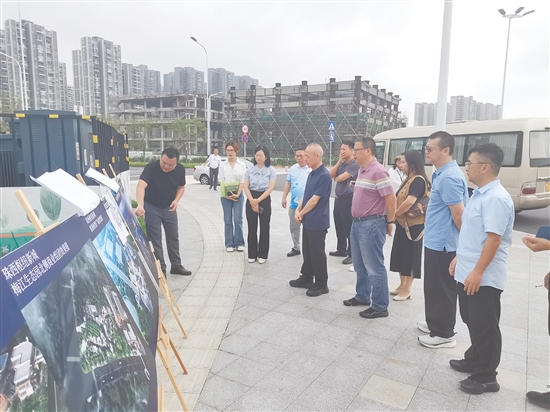 5月15日，新会区政协经济和资源环境委员会组织人员前往梅江农业生态园周边，专题调研文化科技场馆、商业综合体的规划建设情况。
