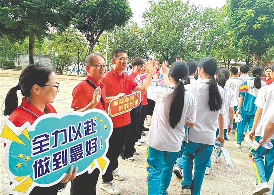 老师们为考生加油打气。