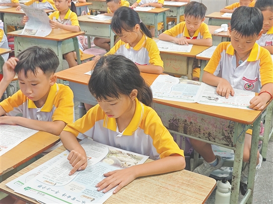 特沙小学利用每周五的午休时间，组织开展《青苹果》集体阅读。