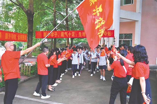 送考老师身着红色上衣,为步入考场的考生加油鼓劲。 送考老师身着红色上衣,为步入考场的考生加油鼓劲。