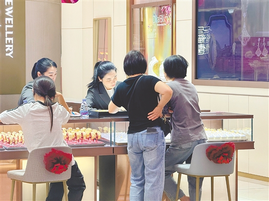 金价下跌后，金饰门店到店咨询、询价及试戴金银饰品的市民明显增多。