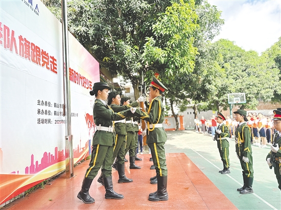 沙坪街道越塘小学国旗护卫队新老队员有序登上升旗台，面对面列队开展装备交接。