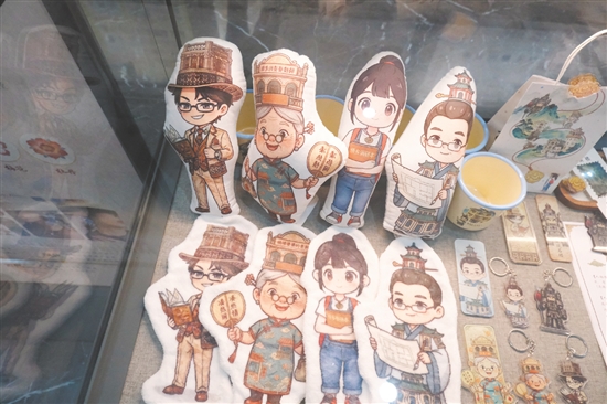 《侨乡坠语》角色的文创产品。