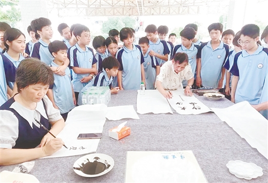 大沙镇组织中小学生代表开展红色研学与书法观摩主题实践活动。