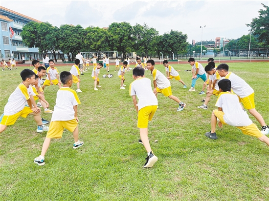 沙堆镇中心小学每天下午坚持开展30分钟足球课后活动。