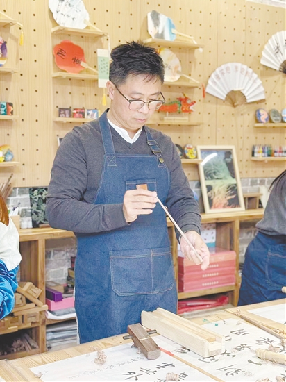 高文中自幼热爱木工，持续深耕传统匠人文化。