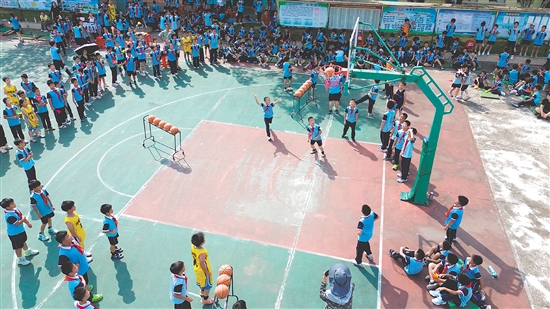 赤溪镇中心小学将篮球作为办学特色之一倾力打造，探索出一条从“乡土篮球”通向“专业育人”的特色发展路径。