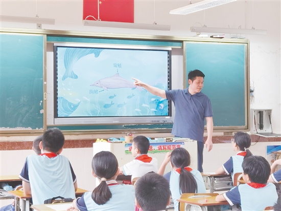 学校邀请专家进校举办海洋生态讲座。