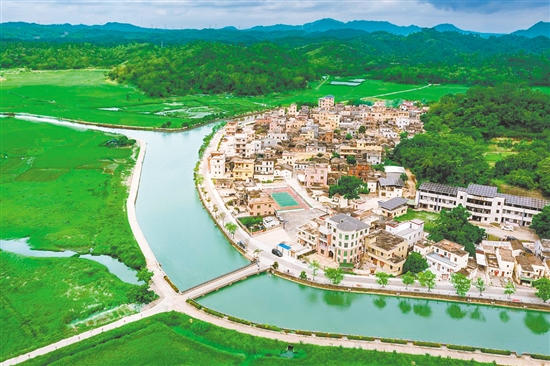 大步头村“一河两岸”风景带。