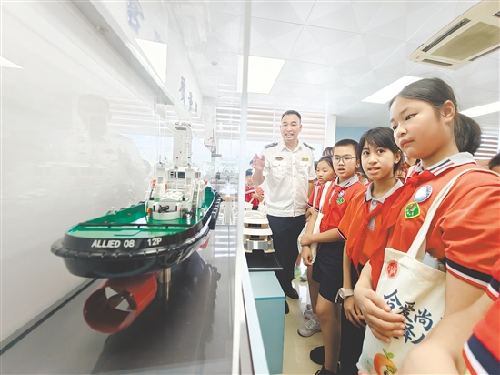 参观学生近距离认识各类海事装备与科普展品。