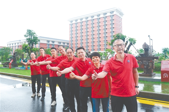 8人在“怀旧网红地标”合影留念。