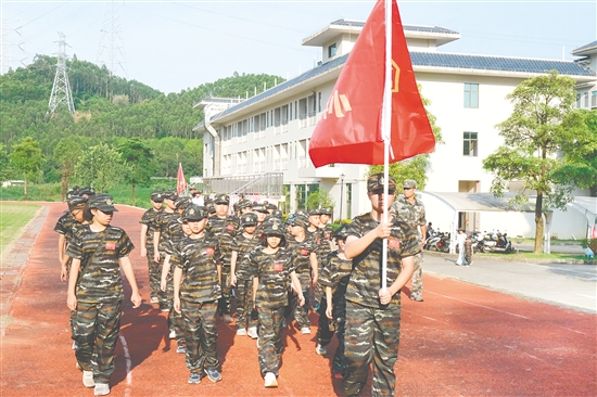 学生们穿上营服准备训练。