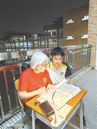 学生向老师请教问题。