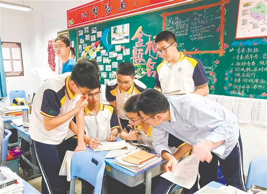 课堂上，学生们分组进行讲题。