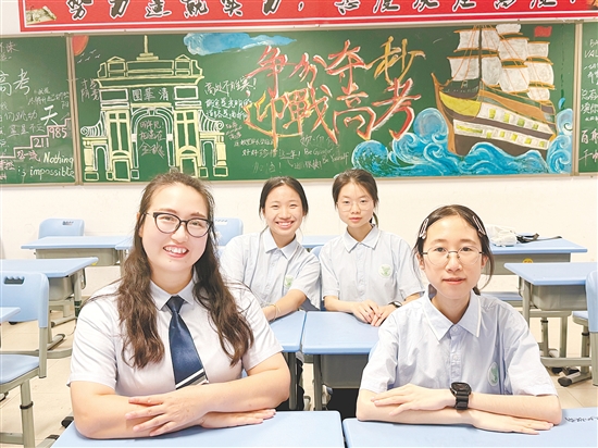 赖均琪（前左一）和学生在一起。