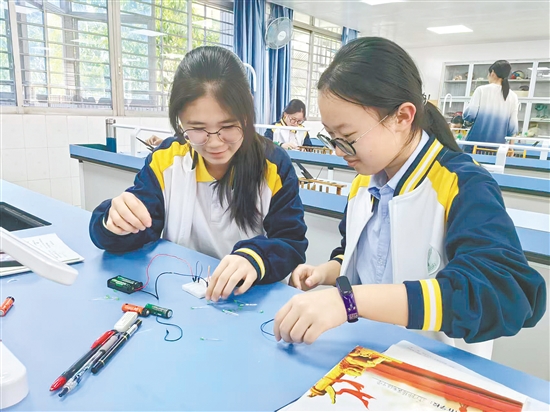 课堂上，学生们在做物理实验。
