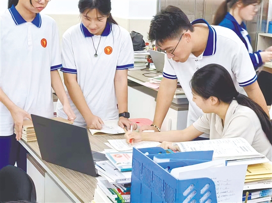 老师为学生答疑解惑。