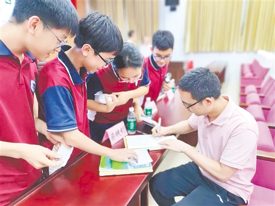 红楼大讲堂中的互动答疑环节，校友为学子的理科学习之路注入信心与动力。