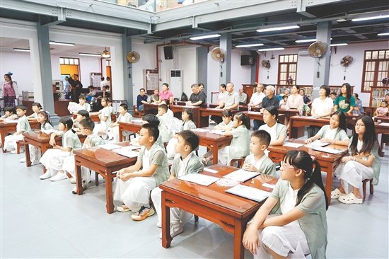 孩子们走近国学、浸润经典。 孩子们走近国学、浸润经典。