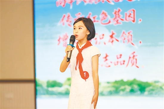 决赛现场,选手深情讲述红色故事。 决赛现场,选手深情讲述红色故事。