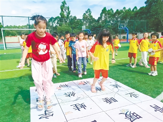 孩子们在奔跑、跳跃与思考中完成测试。 孩子们在奔跑、跳跃与思考中完成测试。