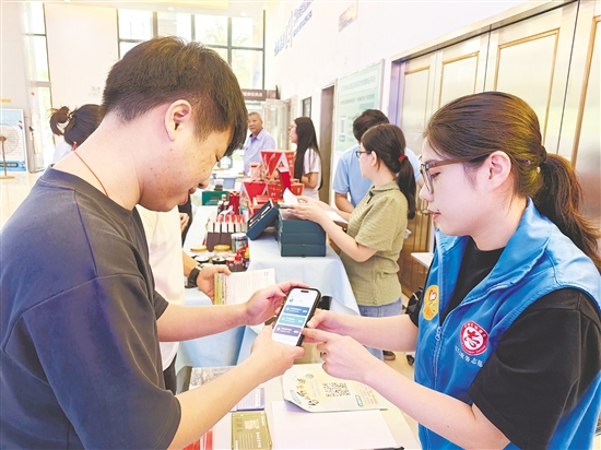 政务小摊创新推动政务便民服务与助农兴农工作深度融合。 政务小摊创新推动政务便民服务与助农兴农工作深度融合。