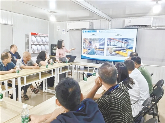 人大代表深入企业调研，了解企业发展情况。