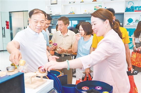 与会人员参观勿一文化产品展厅。