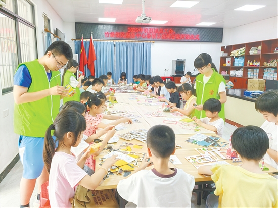 暑假托管班课程设置兼顾作业辅导、兴趣培养与安全教育等多元内容，充分满足孩子多样化、个性化的成长需求。