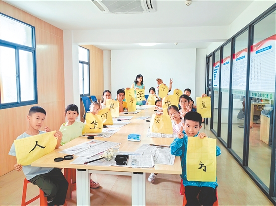 小朋友们展示学习成果。