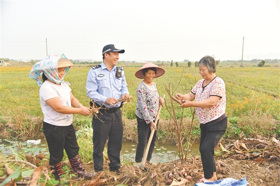睦洲派出所民警深入田间地头,倾听群众声音。 睦洲派出所民警深入田间地头,倾听群众声音。