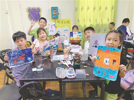圭峰会城总工会职工子女暑假托管班的孩子们展示自己的画作。 圭峰会城总工会职工子女暑假托管班的孩子们展示自己的画作。