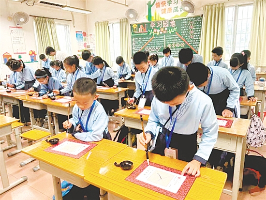 双水镇职工子女暑假托管班上,小朋友们练习书法。 双水镇职工子女暑假托管班上,小朋友们练习书法。