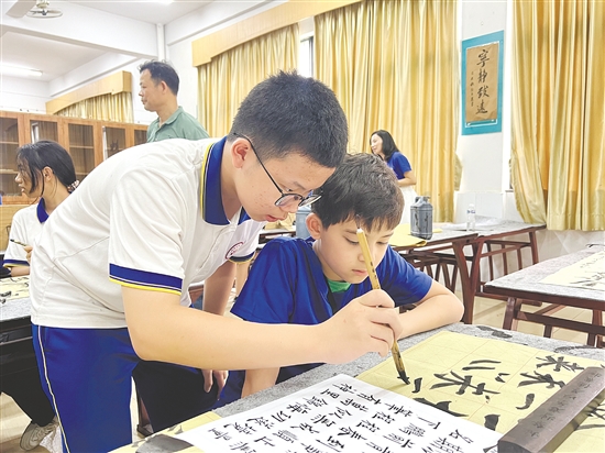 鹤山中学生教法国华裔青少年写毛笔字。 鹤山中学生教法国华裔青少年写毛笔字。