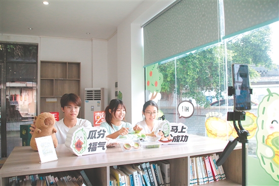 高校青年学子走进上巷村富民工坊直播带货，为农户拓宽增收渠道。