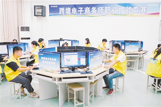 跨境电子商务师项目现场，选手们精心撰写营销脚本、模拟直播推介恩平特产。