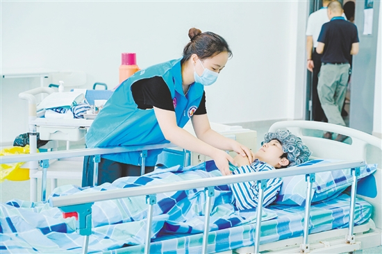 养老护理员项目中，选手规范完成翻身照料、应急救护等一系列操作。